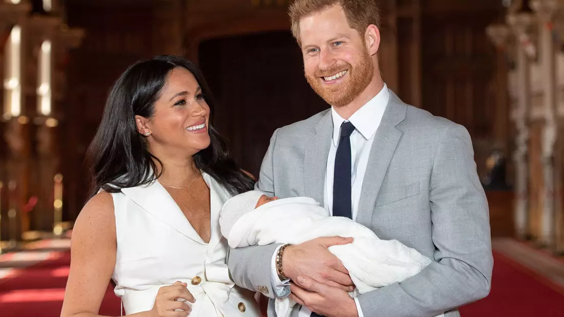 Prinz Archie wurde damals in Windsor präsentiert.(Archivbild) - Bild: Dominic Lipinski/PA Wire/dpa