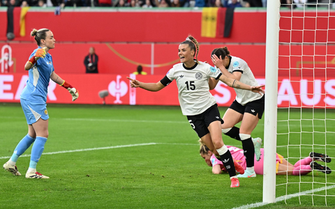 Frankfurts Laura Freigang jubelt über ihr Tor für die DFB-Auswahl. - Foto: Swen Pförtner/dpa