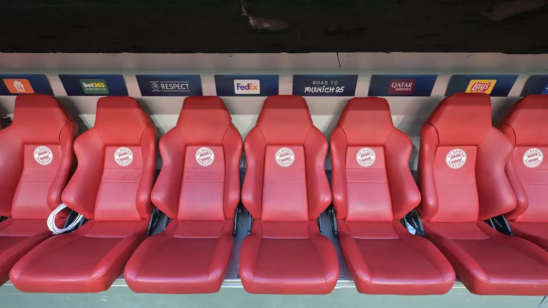 Noch ist die Ersatzbank des FC Bayern in der Allianz Arena leer: Gegen Inter wird Thomas Müller dort Platz nehmen müssen. - Bild: Peter Kneffel/dpa