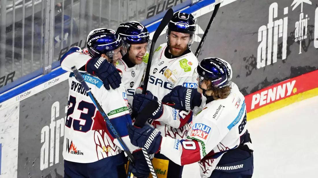 Die Eisbären Berlin können auch im vierten Halbfinale gegen Mannheim einen Sieg bejubeln und stehen erneut im DEL-Finale. - Bild: Uli Deck/dpa