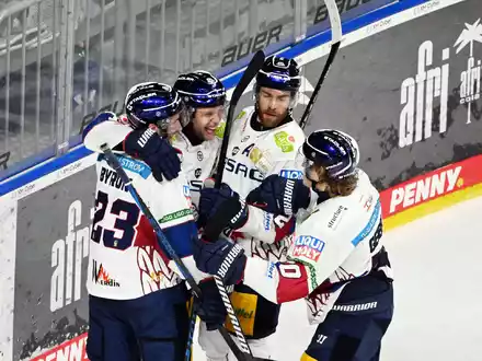 Die Eisbären Berlin können auch im vierten Halbfinale gegen Mannheim einen Sieg bejubeln und stehen erneut im DEL-Finale. - Foto: Uli Deck/dpa