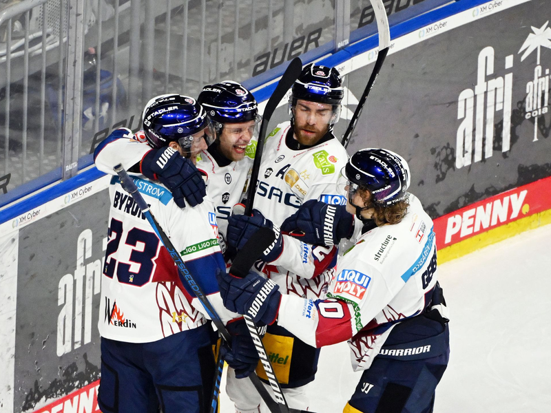 Die Eisbären Berlin können auch im vierten Halbfinale gegen Mannheim einen Sieg bejubeln und stehen erneut im DEL-Finale. - Foto: Uli Deck/dpa