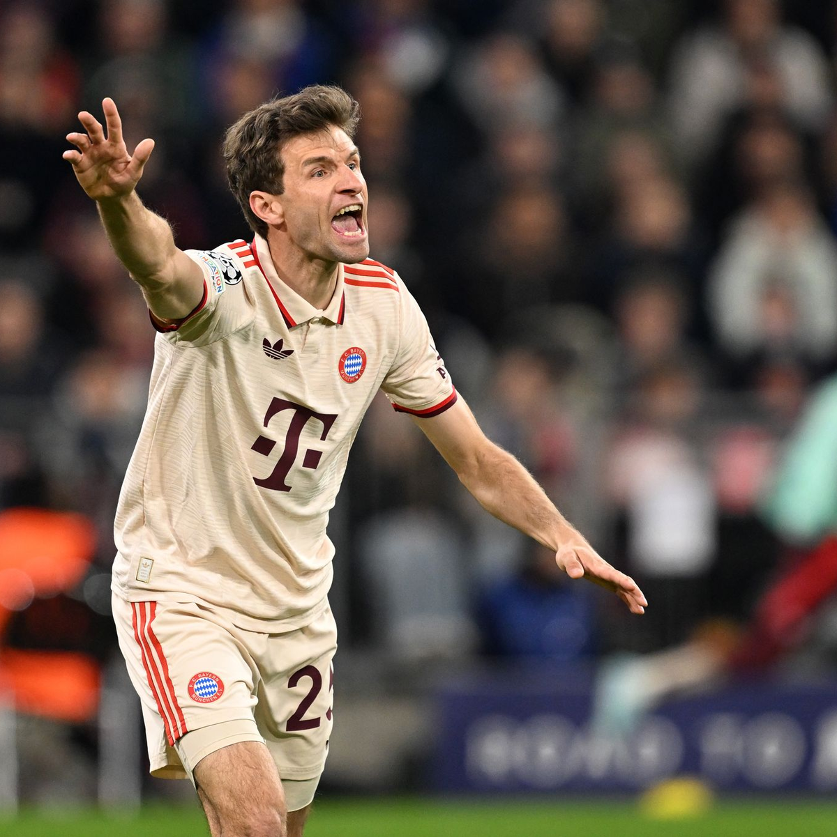 Thomas Müller musste als Reservist auf der Münchner Bank Platz nehmen. - Foto: Sven Hoppe/dpa