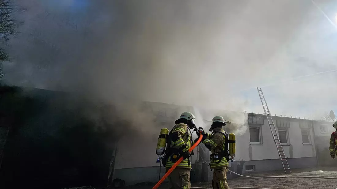 FW Burscheid: Gebäudebrand in Hilgen-Dünnweg - Bild: presseportal.de
