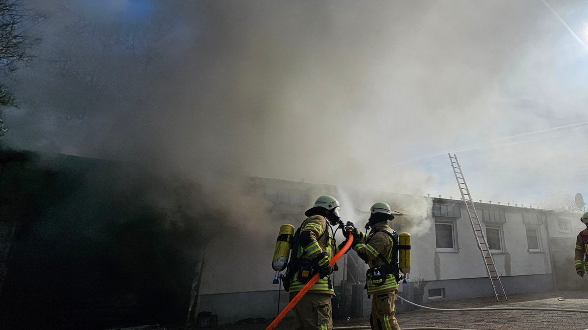 FW Burscheid: Gebäudebrand in Hilgen-Dünnweg - Foto: presseportal.de