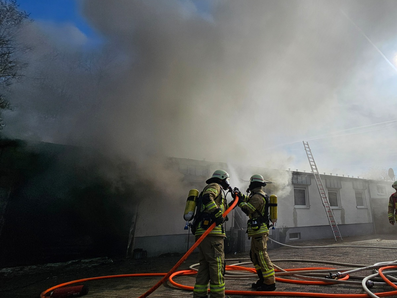 FW Burscheid: Gebäudebrand in Hilgen-Dünnweg - Foto: presseportal.de