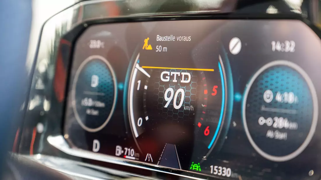 Das C-ITS-Frühwarnsystem warnt Autofahrer per WLAN über kurzfristig eingerichtete Baustellen. (Archivbild) - Bild: Christophe Gateau/dpa