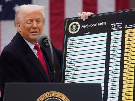 Der Herr der Zölle: US-Präsident Donald Trump sieht sein Land oft benachteiligt. - Foto: Mark Schiefelbein/AP/dpa-tmn
