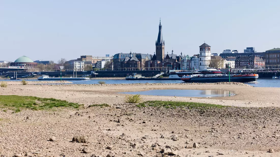 Auch in Düsseldorf ist das Niedrigwasser des Rheins nicht zu übersehen. (Archivbild) - Bild: Rolf Vennenbernd/dpa