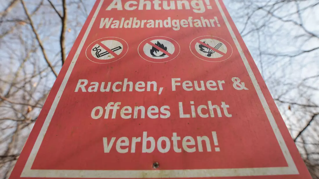 Auch die Waldbrandgefahr steigt durch die Trockenperiode. (Archivbild) - Bild: Matthias Bein/dpa