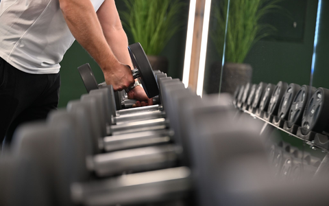 Hanteltraining, um fit zu bleiben: In Smart Gyms kann es passieren, dass sonst niemand im Raum ist. - Foto: Wolf von Dewitz/dpa