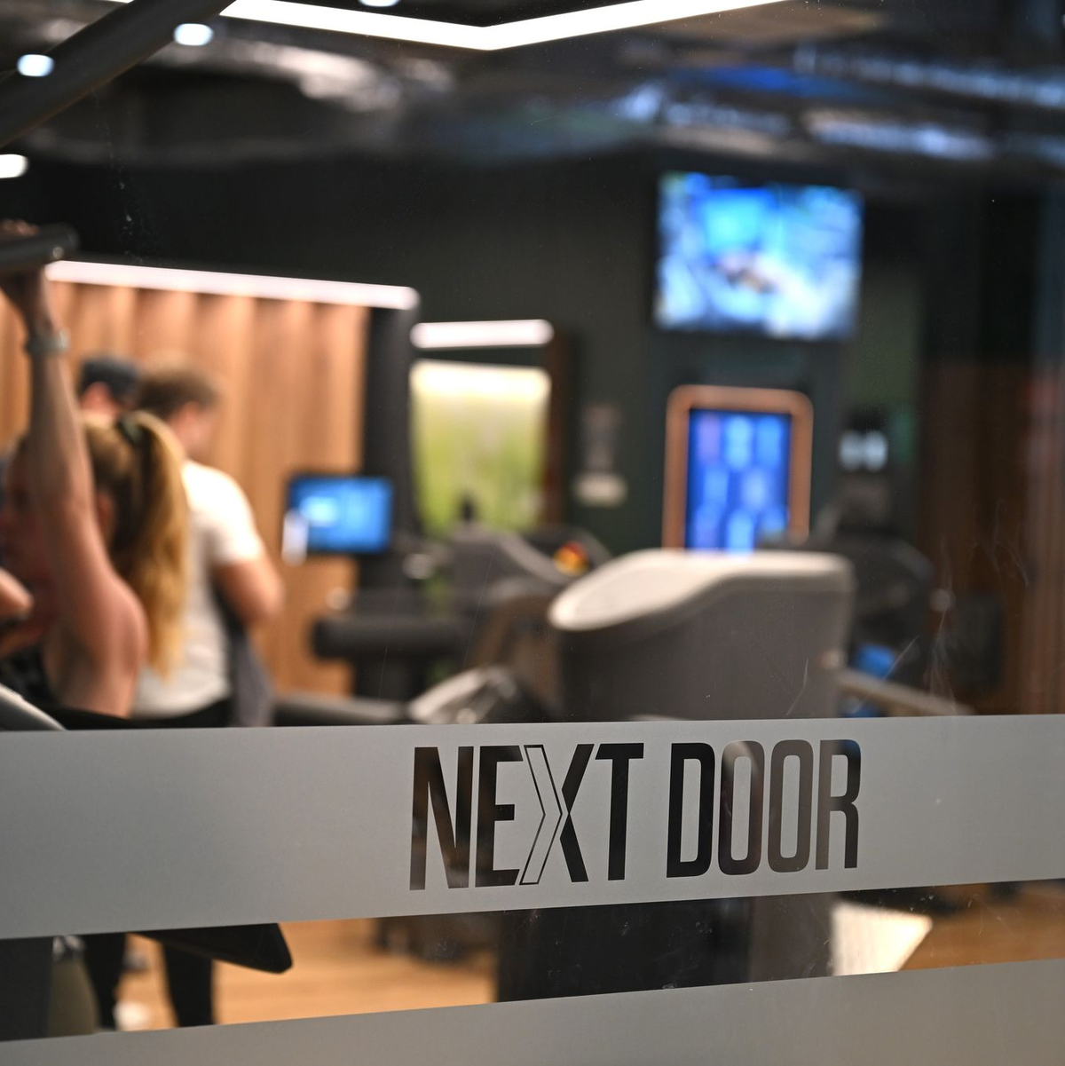 Menschen trainieren im personallosen Fitnessstudio Next Door - ein Angestellter des Studios ist nicht im Raum.  - Foto: Wolf von Dewitz/dpa