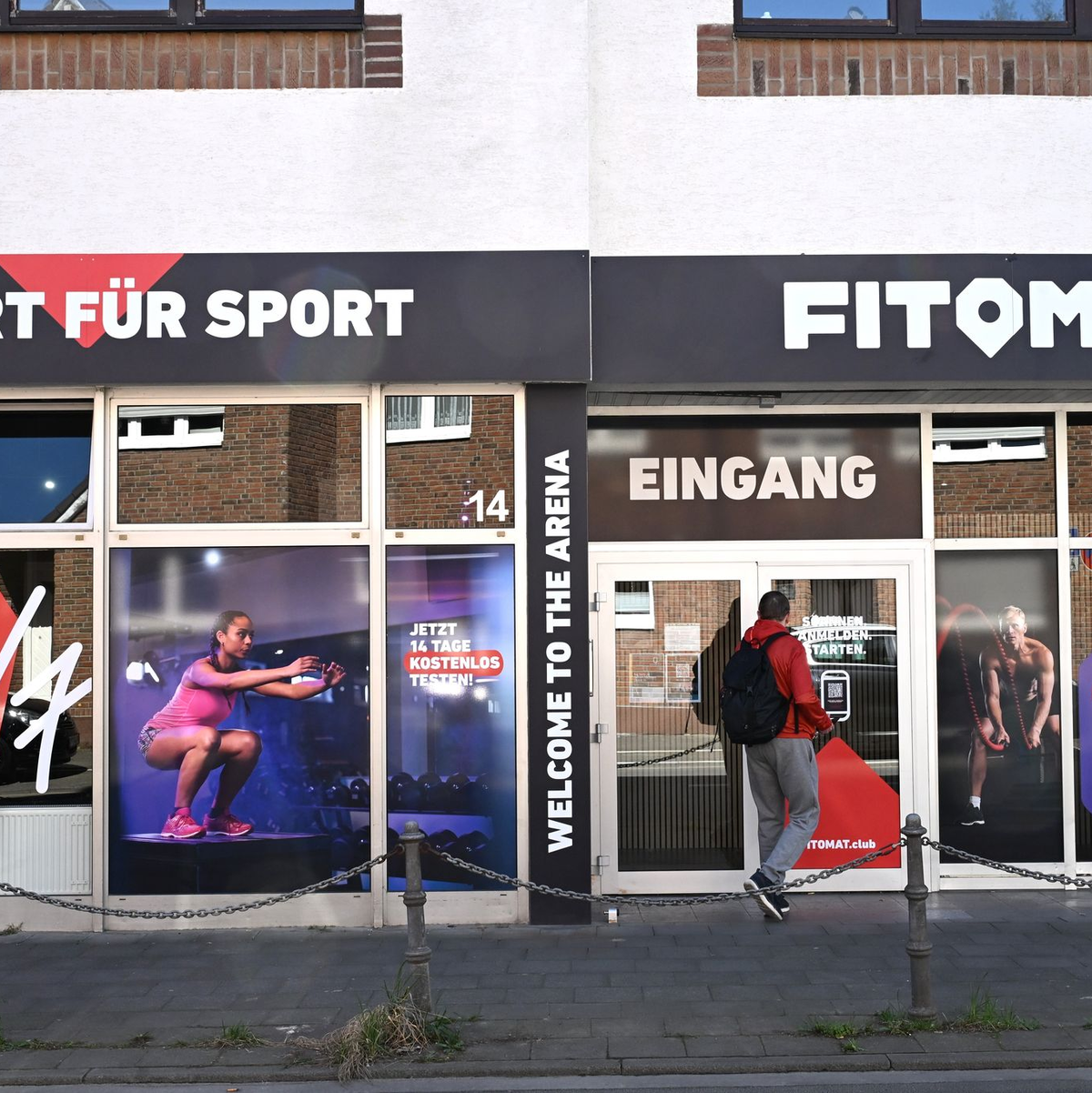 Mit der Handy-App kommen Kunden rein in das Fitnessstudio Fitomat. Kameras überwachen den Innenraum.  - Foto: Wolf von Dewitz/dpa