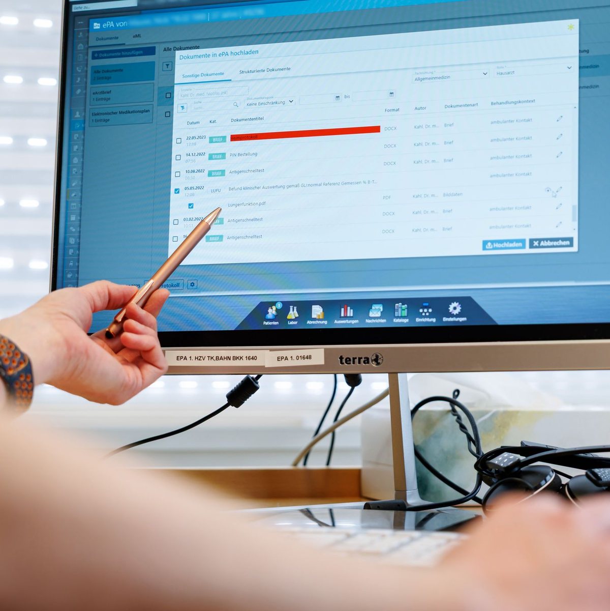 In der ePA speichern Ärzte Befunde oder verordnete Medikamente. Aber auch die Patienten können Dokumente hochladen.  - Foto: Daniel Karmann/dpa
