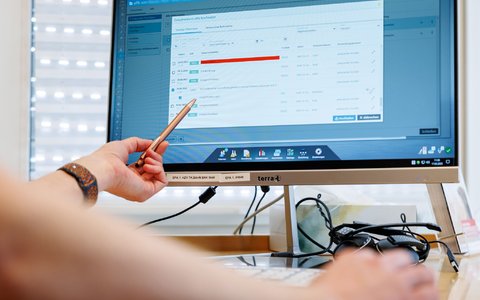 In der ePA speichern Ärzte Befunde oder verordnete Medikamente. Aber auch die Patienten können Dokumente hochladen.  - Foto: Daniel Karmann/dpa