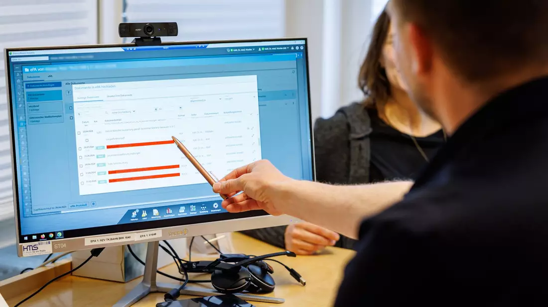Zugriff auf die ePA bekommen Ärzte, wenn Patienten ihre Versichertenkarte in das Lesegerät stecken. Sie können die Zugriffsrechte aber auch per App einschränken. - Bild: Daniel Karmann/dpa