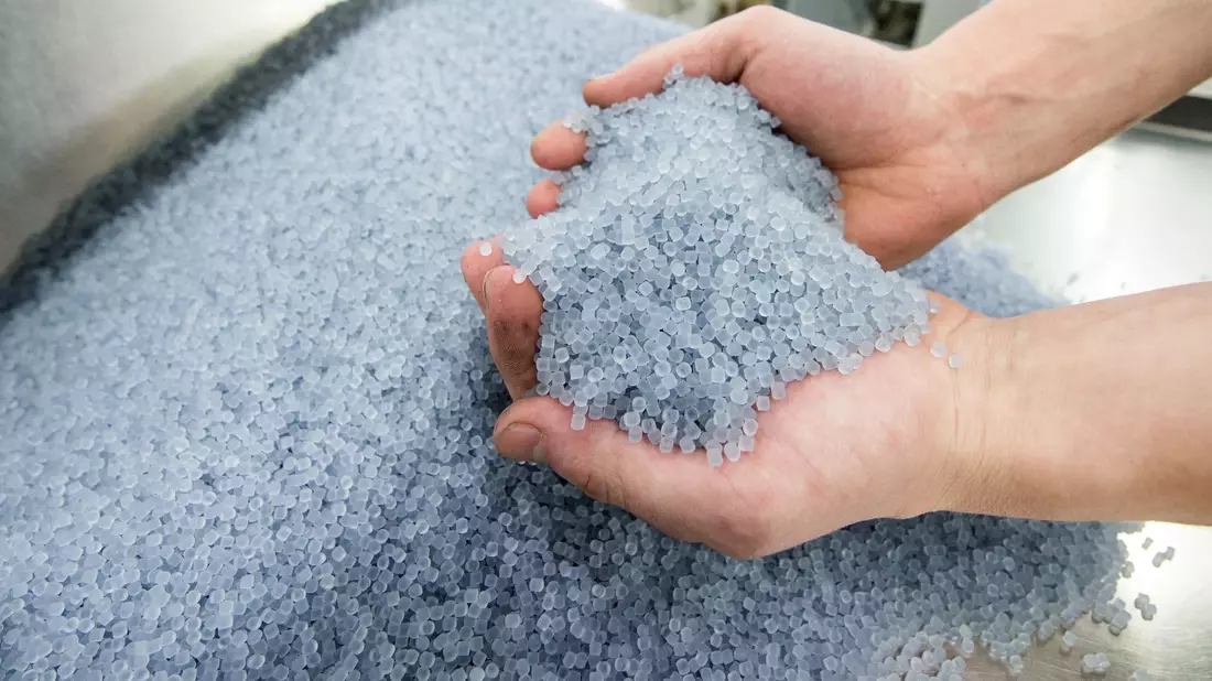 Die EU will einen sorgsameren Umgang mit Plastikteilchen. - Bild: Armin Weigel/ dpa