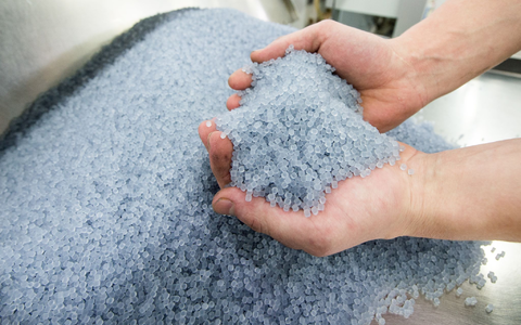 Die EU will einen sorgsameren Umgang mit Plastikteilchen. - Foto: Armin Weigel/ dpa