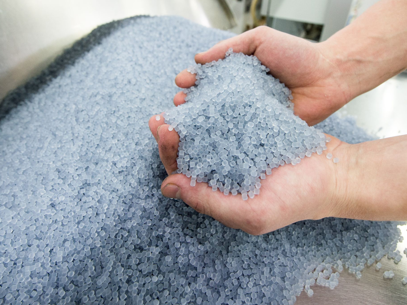 Die EU will einen sorgsameren Umgang mit Plastikteilchen. - Foto: Armin Weigel/ dpa