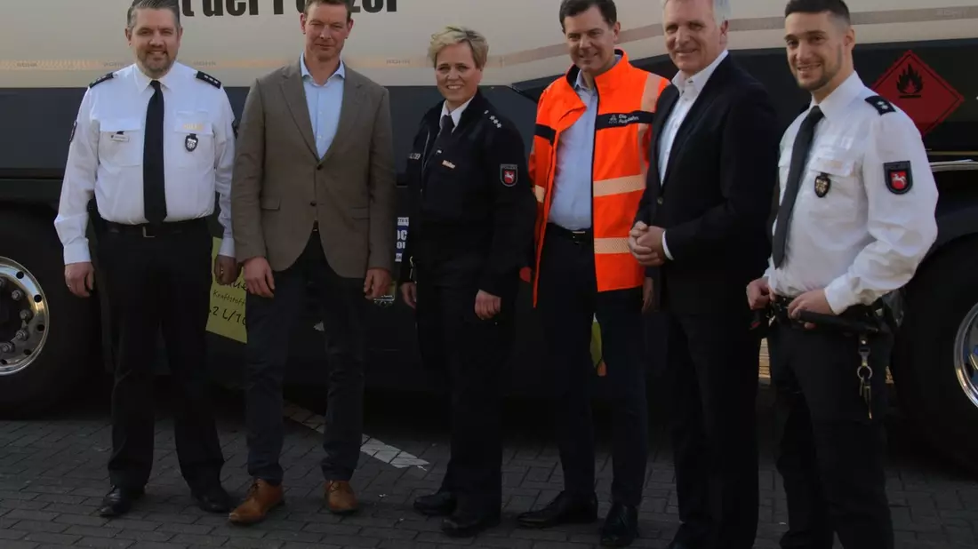 POL-ROW: ++ 218. Fernfahrerstammtisch diskutiert Zustand der Autobahn-Infrastruktur mit hochrangigen Gästen ++ - Bild: presseportal.de