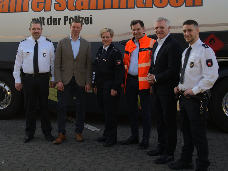 POL-ROW: ++ 218. Fernfahrerstammtisch diskutiert Zustand der Autobahn-Infrastruktur mit hochrangigen Gästen ++ - Foto: presseportal.de