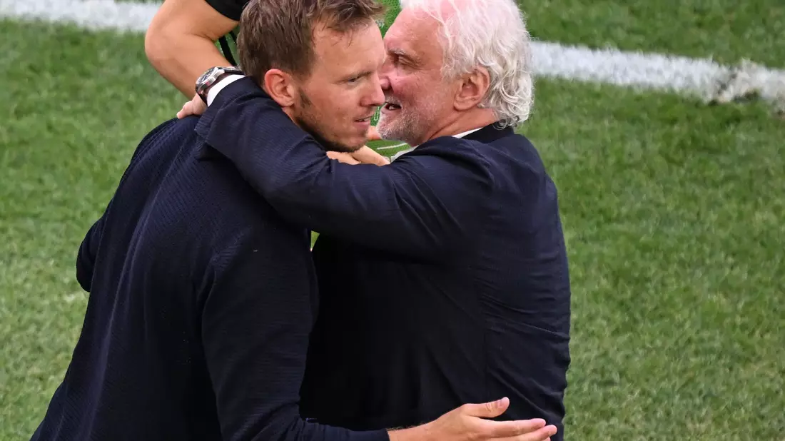 Zwei, die sich bestens verstehen: Julian Nagelsmann (l) und Rudi Völler. - Bild: Bernd Weißbrod/dpa