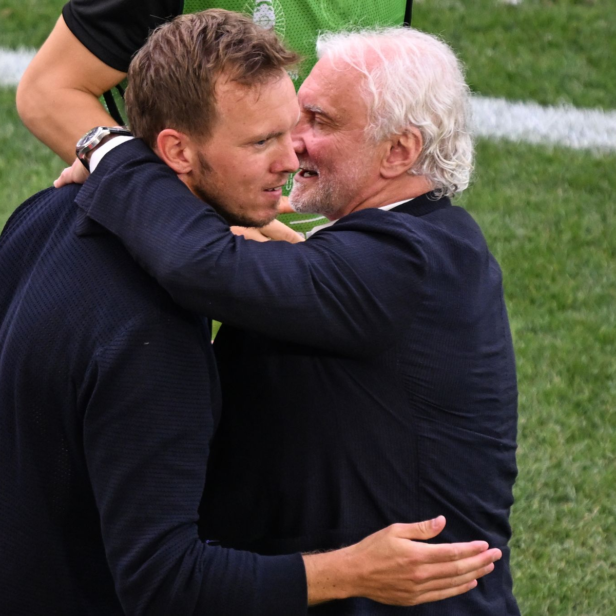 Zwei, die sich bestens verstehen: Julian Nagelsmann (l) und Rudi Völler. - Foto: Bernd Weißbrod/dpa