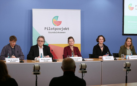 Pressekonferenz: Pilotprojekt Grundeinkommen am 09.04.2025 - Foto: über dts Nachrichtenagentur