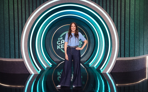 Bratwurst statt Burger! Carolin Kebekus ruft zum Boykott von US-Produkten auf - in der neuen Staffel der Carolin Kebekus Show ab 10. April in der ARD - Foto: presseportal.de