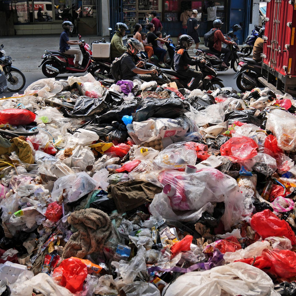 Angesichts von Klimawandel, Artensterben und Umweltproblemen weist ein Bericht der Vereinten Nationen auf Möglichkeiten der Veränderung sowie tiefe Ursachen von globalen Problemen hin. (Archivbild) - Foto: Dita Alangkara/AP/dpa