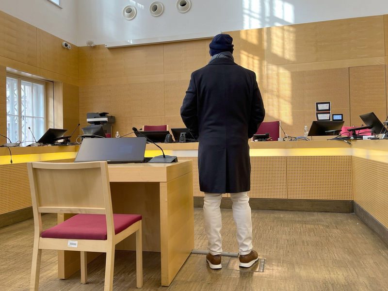 Der Angeklagte soll eine Mitschuld am Suizid der Ärztin tragen. - Foto: Albert Otti/dpa