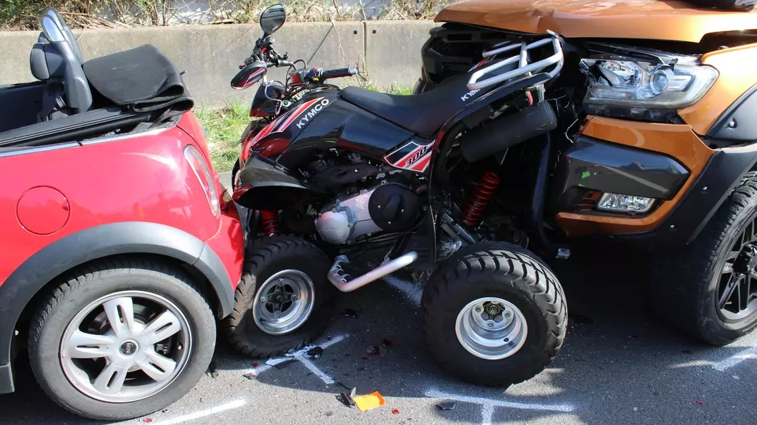 POL-RBK: Wermelskirchen - Quadfahrer nach Auffahrunfall mit vier Beteiligten lebensgefährlich verletzt - Bild: presseportal.de