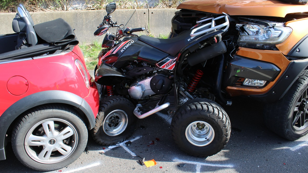 POL-RBK: Wermelskirchen - Quadfahrer nach Auffahrunfall mit vier Beteiligten lebensgefährlich verletzt - Foto: presseportal.de