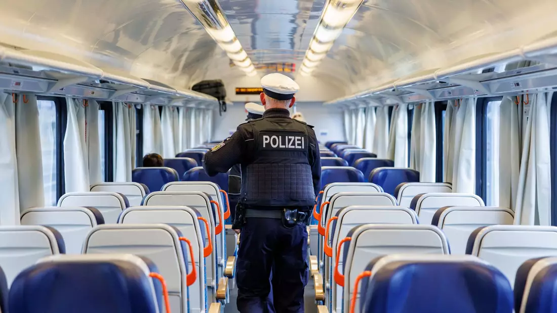 Kontrollen der Bundespolizei an der Grenze zu Tschechien. (Archivbild) - Bild: Daniel Karmann/dpa