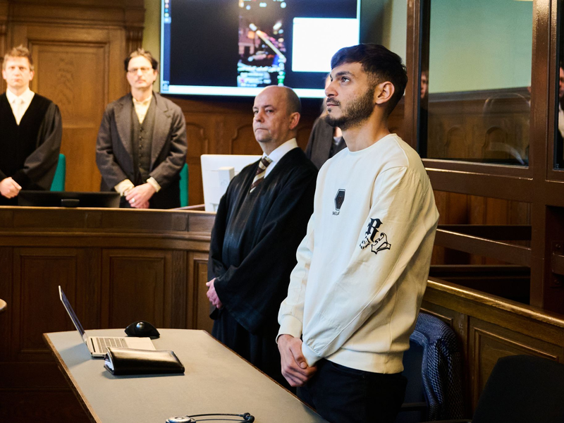 Die Anklage hatte dem Mann versuchte schwere Brandstiftung, versuchte gefährliche Körperverletzung und Sachbeschädigung vorgeworfen. - Foto: Annette Riedl/dpa