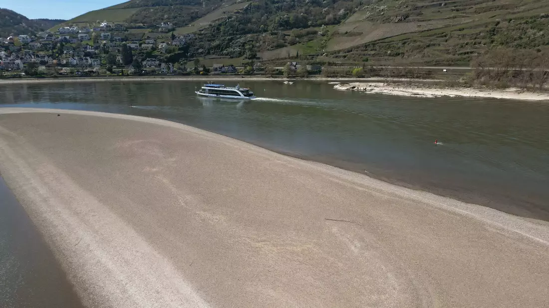Die Schiffe können wegen der niedrigen Wasserständen weniger Ladung transportieren. - Bild: Thomas Frey/dpa