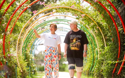 TonAor Matthias Amore unter Palmen - Foto: Joyn, presseportal.de