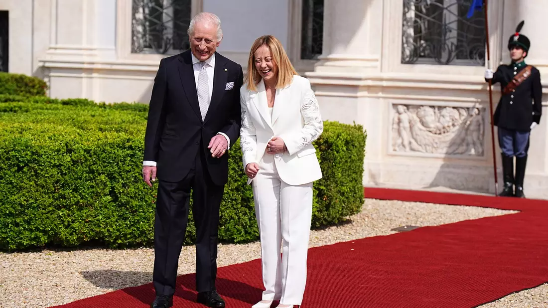 Charles und Italiens Regierungschefin Giorgia Meloni zusammen auf dem roten Teppich. - Bild: Aaron Chown/PA Wire/dpa