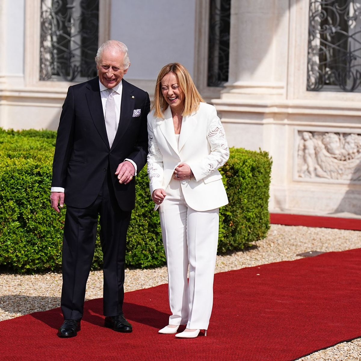 Charles und Italiens Regierungschefin Giorgia Meloni zusammen auf dem roten Teppich. - Foto: Aaron Chown/PA Wire/dpa