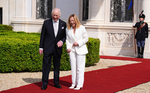 Charles und Italiens Regierungschefin Giorgia Meloni zusammen auf dem roten Teppich. - Foto: Aaron Chown/PA Wire/dpa Charles und Italiens Regierungschefin Giorgia Meloni zusammen auf dem roten Teppich. - Foto: Aaron Chown/PA Wire/dpa
