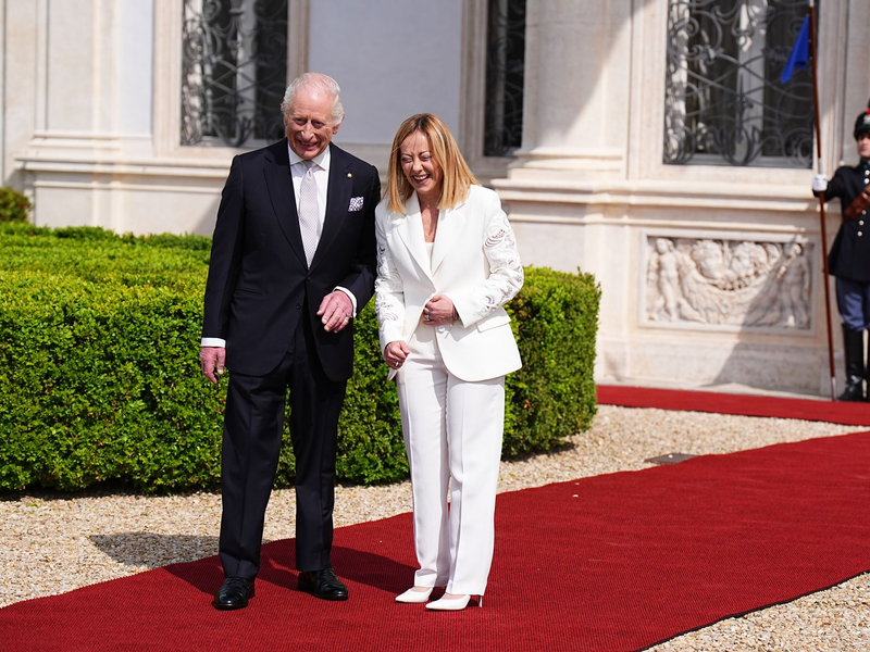 Charles und Italiens Regierungschefin Giorgia Meloni zeigten sich zusammen auf dem roten Teppich. - Foto: Aaron Chown/PA Wire/dpa