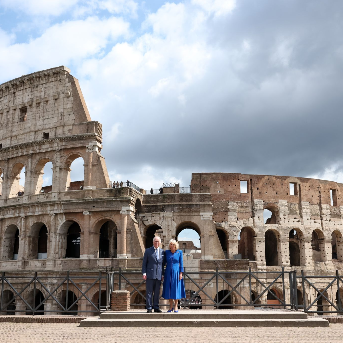 Das royale Paar am Dienstag vor antiker Kulisse. - Foto: Phil Noble/PA Wire/dpa
