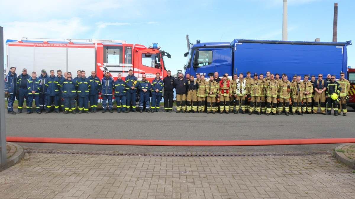 FW-HB: Große Übung im Industriehafen - Zusammenarbeit von Feuerwehr und THW - Foto: presseportal.de