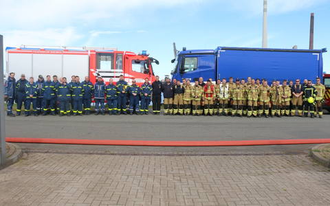 FW-HB: Große Übung im Industriehafen - Zusammenarbeit von Feuerwehr und THW - Foto: presseportal.de