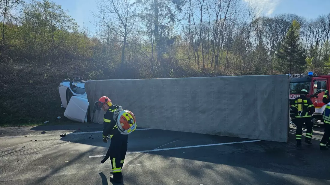 FW Königswinter: Umgestürzter LKW nach Verkehrsunfall auf Autobahn A3 - Bild: presseportal.de