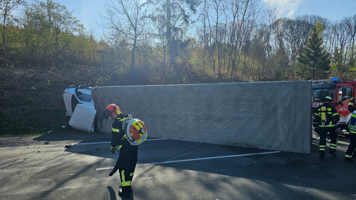 FW Königswinter: Umgestürzter LKW nach Verkehrsunfall auf Autobahn A3 - Foto: presseportal.de