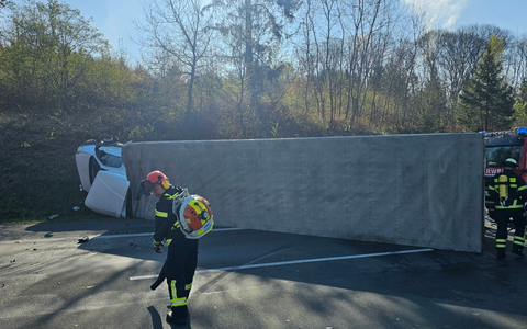 FW Königswinter: Umgestürzter LKW nach Verkehrsunfall auf Autobahn A3 - Foto: presseportal.de