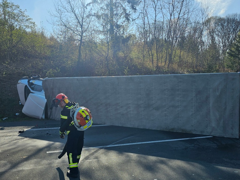 FW Königswinter: Umgestürzter LKW nach Verkehrsunfall auf Autobahn A3 - Foto: presseportal.de