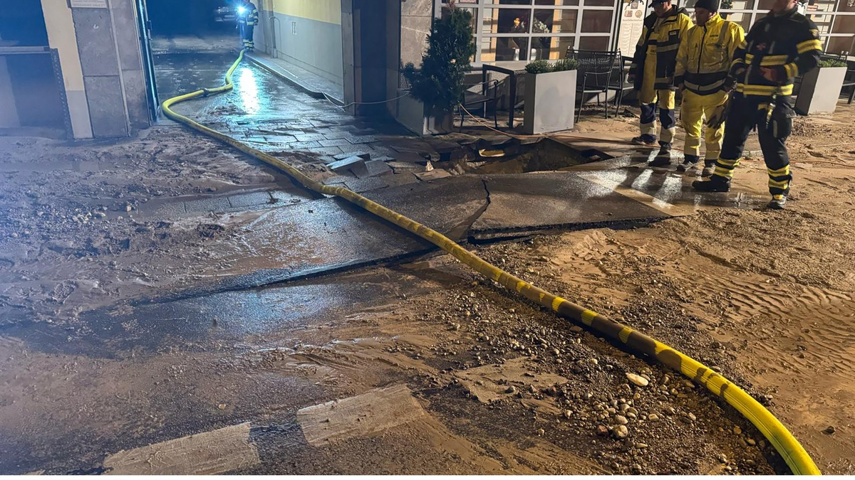 FW-M: Wasser überschwemmt Straße (Schwabing) - Foto: presseportal.de