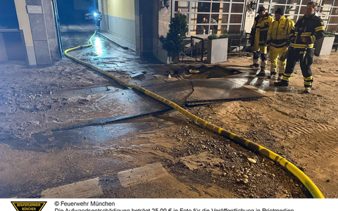 FW-M: Wasser überschwemmt Straße (Schwabing) - Foto: presseportal.de